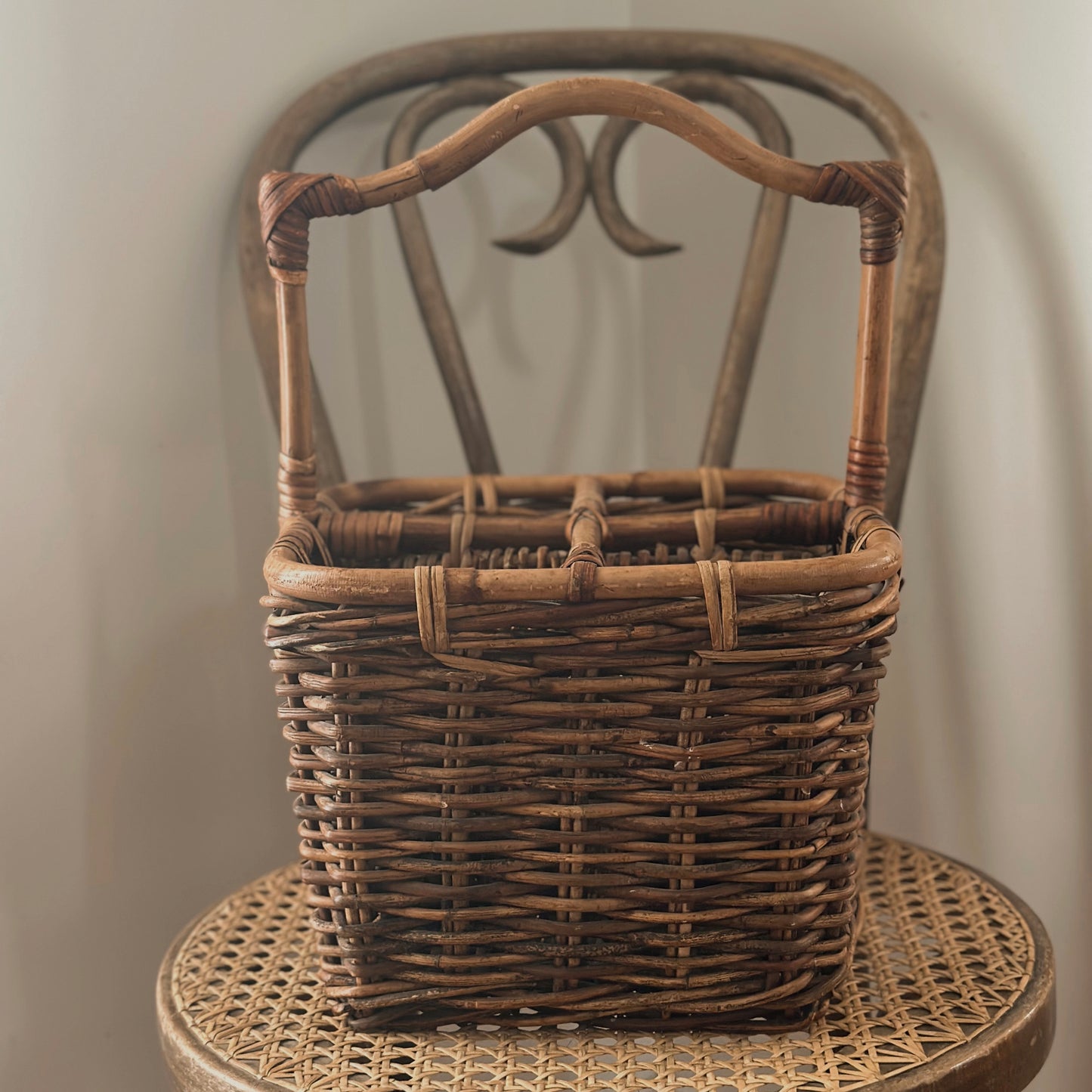 Vintage Woven Willow 4-Bottle Wine Caddy Carrier with Bentwood Handle