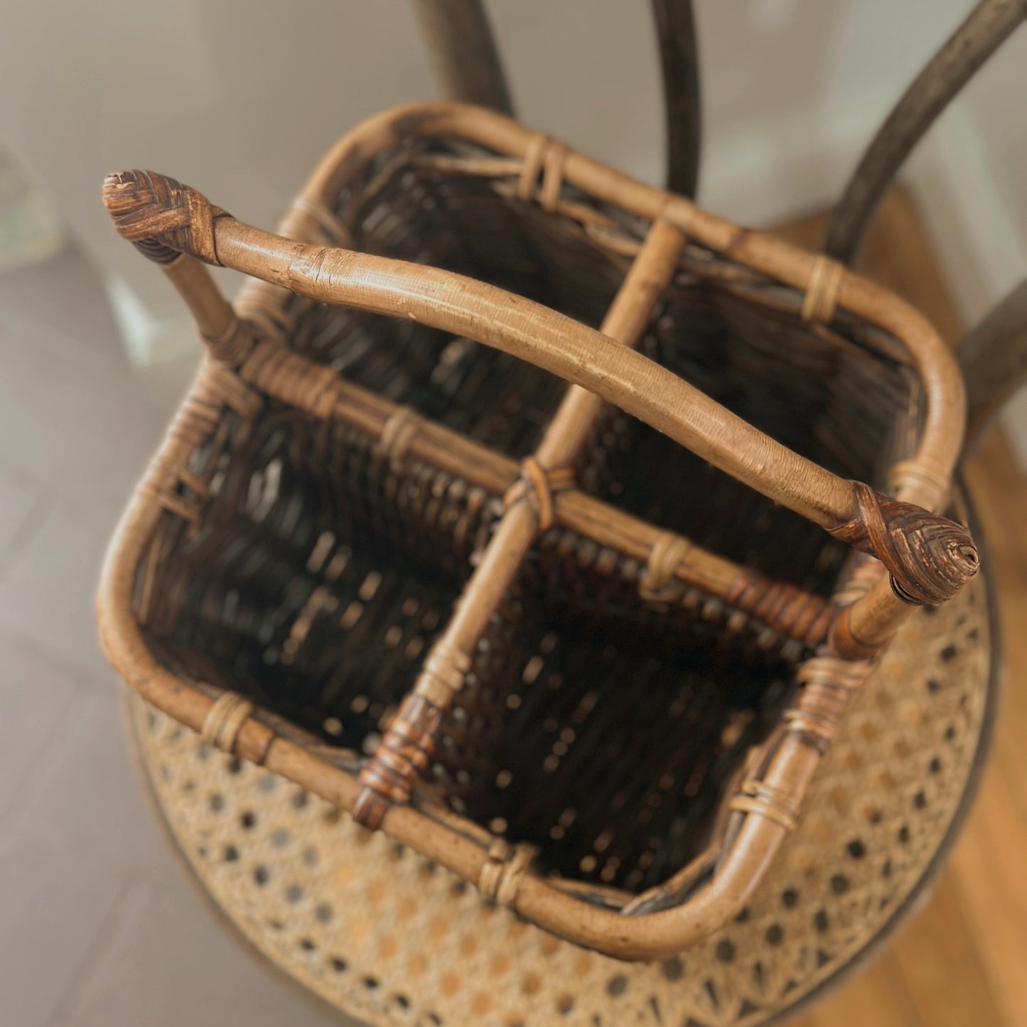 Vintage Woven Willow 4-Bottle Wine Caddy Carrier with Bentwood Handle