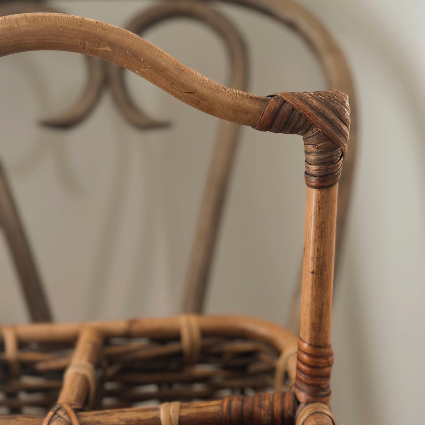 Vintage Woven Willow 4-Bottle Wine Caddy Carrier with Bentwood Handle