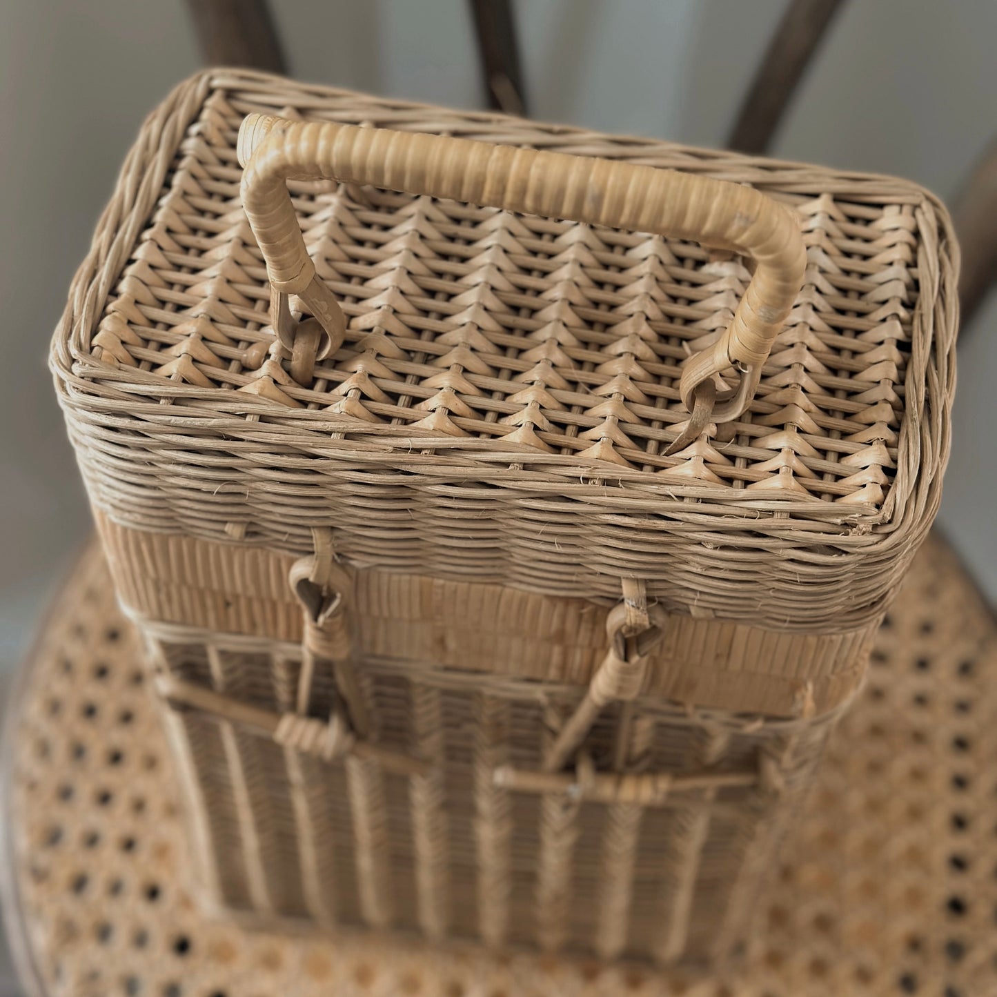 Vintage Woven Wicker Two-Bottle Wine Picnic Basket Tote
