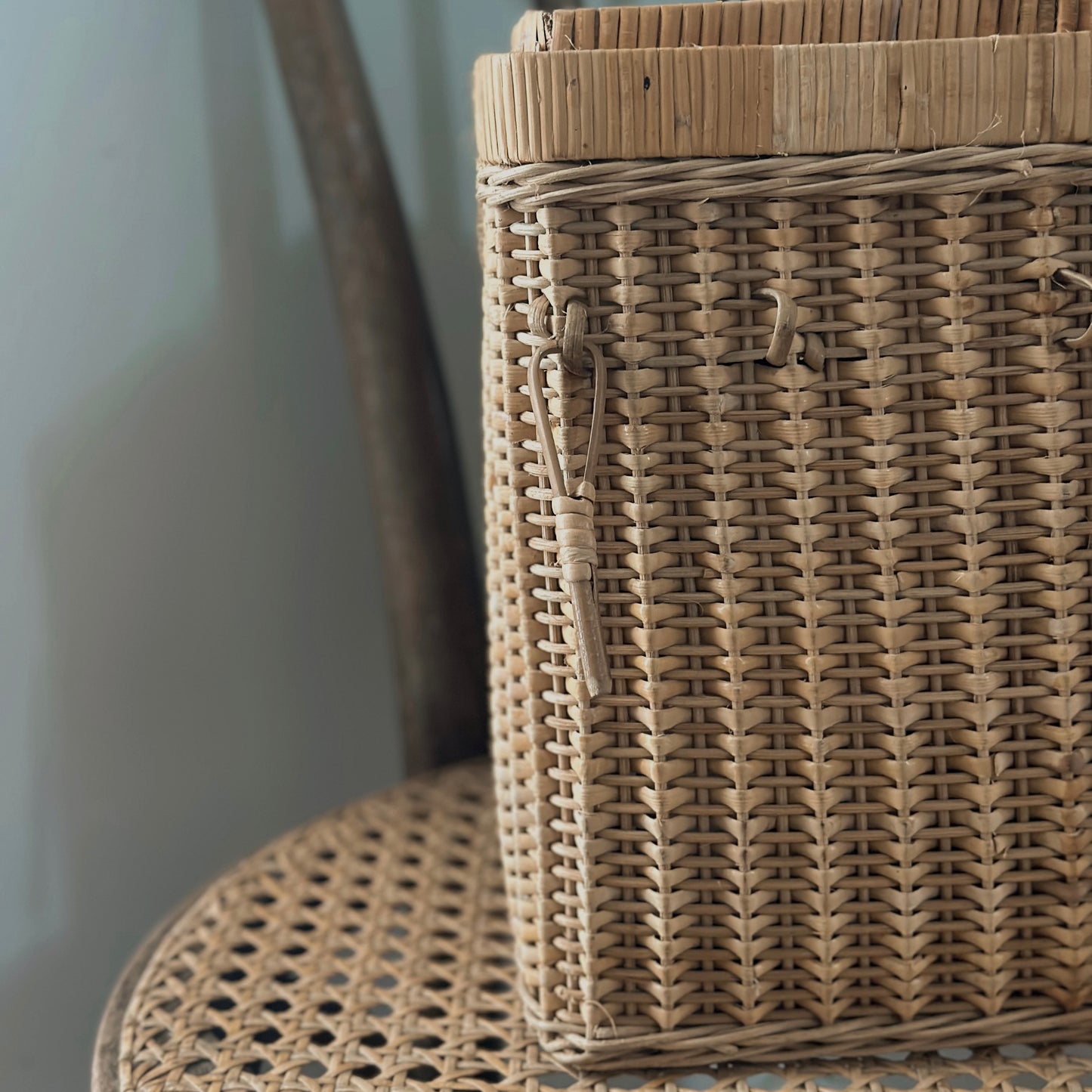 Vintage Woven Wicker Two-Bottle Wine Picnic Basket Tote