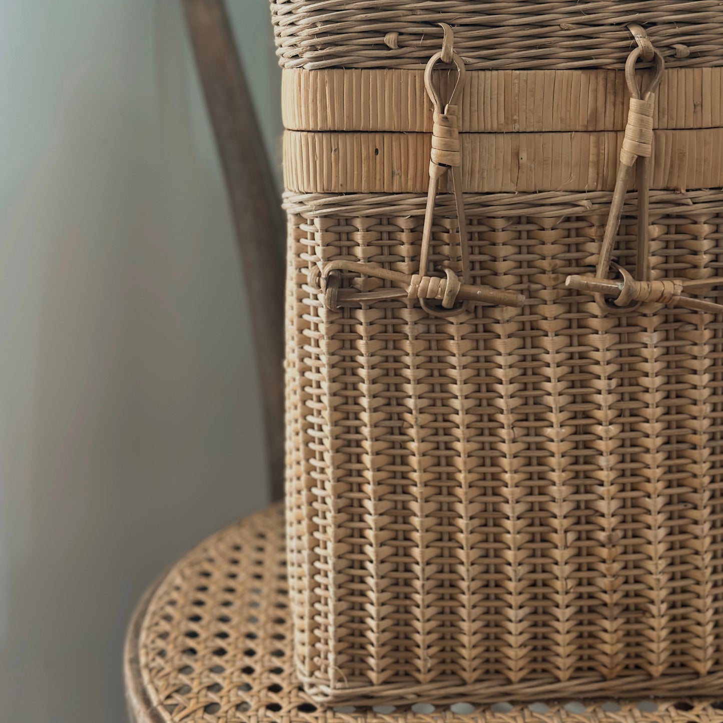 Vintage Woven Wicker Two-Bottle Wine Picnic Basket Tote