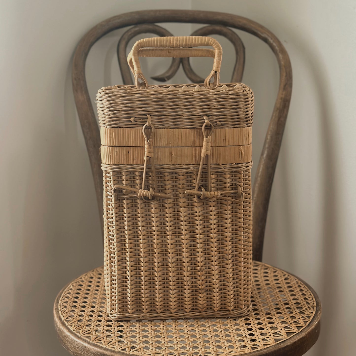 Vintage Woven Wicker Two-Bottle Wine Picnic Basket Tote